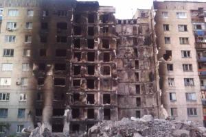 В Лисичанске прошла встреча руководства Луганщины с жильцами разрушенной в результате обстрела многоэтажки
