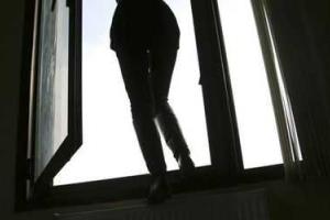 В Москве женщина с 8-месячным ребенком шагнула из окна своей квартиры на шестом этаже