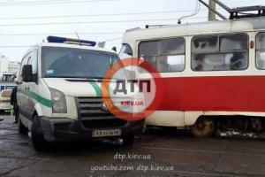 В Киеве инкассаторы на автомобиле Vokswagen столкнулись с трамваем