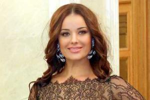 Нелепый наряд Оксаны Федоровой рассмешил фанатов телеведущей 