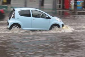 Улицы Мариуполя ушли под воду: в городе потоп - коммунальные службы разводят руками