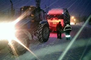 В Лисичанске сотрудники полиции оказывают помощь водителям, попавшим в беду из-за сложных погодных условий