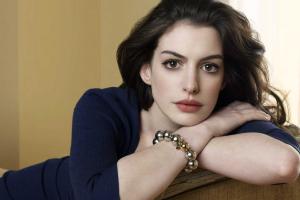 Актриса Энн Хэтэуей показала поклонникам свой беременный животик 