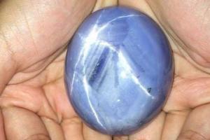 Самый крупный синий сапфир найден на шахте в Шри-Ланке