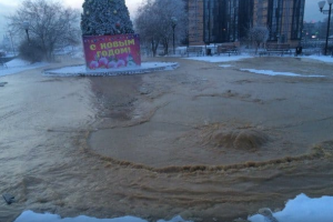 В столице Бурятии бьет фонтан из фекалий, соцсети юморят: Это вам послание от Будды за Донбасс. Видео