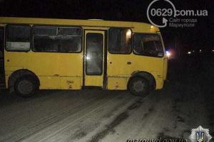 В Мариуполе пьяный мужчина шагнул прямо под колеса проезжающей маршрутки