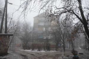 В Мариуполе на месте взрыва в жилом доме разбирают завалы: без газоснабжения остаются жители двух домов