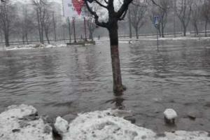 Дороги и тротуары Мариуполя превратились в огромное озеро: коммунальщики работают в усиленном режиме