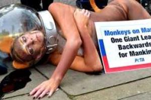 Британская порноактриса устроила одиночный пикет перед российским консульством в Нью-Йорке