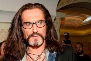 Шоумен Никита Джигурда окунулся в ледяную прорубь в необычном облачении