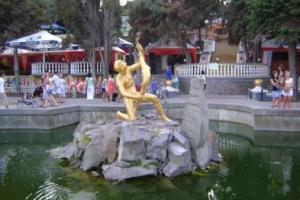 Вандалы в Алуште разрушили знаменитый городской фонтан