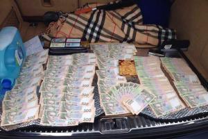 При получении крупной взятки "на горячем" в Киеве задержали трех работников налоговой инспекции