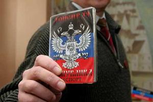 Захарченко надеется, что паспорта "ДНР" станут "проездным документом" в Россию