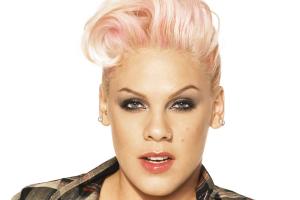 Певицу Пинк папарацци застукали в нелепом наряде