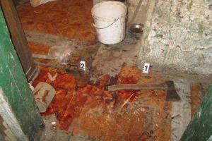 Житель Изюма пришел на "разборки" к знакомому, прихватив топор: итог - двое мужчин доставлены в реанимацию