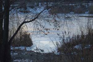 В Днепропетровске из ледяной воды вытащили двух мальчиков, провалившихся под лед