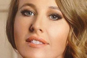 Светская львица Ксения Собчак подарила поклонникам снимок на фоне моря в пикантной позе