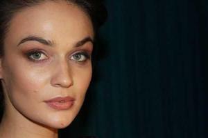 Алена Водонаева продемонстрировала пышный бюст и осиную талию