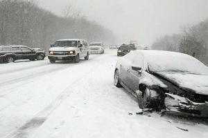 Из-за непогоды на автодорогах Украины остается высокий уровень аварийности