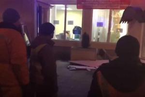 Россияне в шоке: В Москве здания крушат экскаватором прямо с живыми людьми внутри