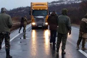 В Закарпатье активисты перекрыли трассу и блокировали фуры с российскими номерами: водители пытаются прорваться