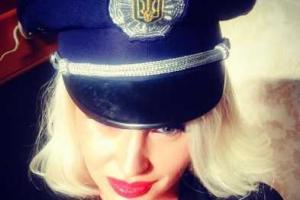 Пользователи сети активно обсуждают поведение блондинки на элитном авто, устроившей "разнос" полицейским