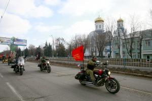 В оккупированном Луганске байкеры провели "красный" автопробег: соцсети жестко прокомментировали действо