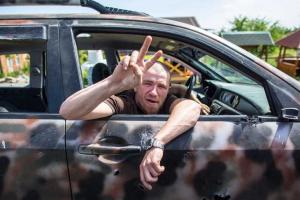 Жители Донецка смеются над семьей Моторолы, гуляющей с охраной: кого он боится в "свободном мирном" городе?