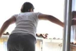 В российском Омске отец отчитал дочь за курение, а та в порыве гнева выпрыгнула с 9 этажа