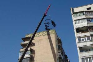 Декоммунизация в действии: в Первомайском на Харьковщине с высотки демонтировали гигантский профиль Ленина