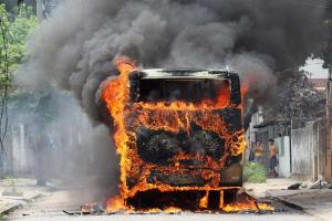 В центре Тюмени вспыхнул автобус "Mercedes", заполненный пассажирами