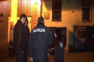 Появились первые кадры с места обстрела из гранатомета СТО в Киеве