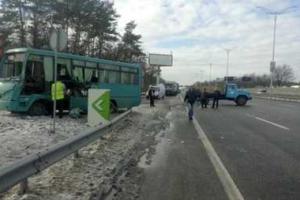 В Киеве 4 человека пострадали при столкновении автобуса и трех автомобилей