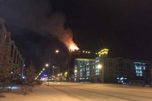 В столице Казахстана ночное небо озарилось от пожара: пылает высотка "Абу-Даби Плаза"