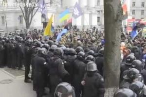 Активисты ОУН метали камни и петарды в киевский офис Ахметова 
