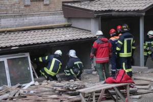 В Киеве на месте обвала дома спасатели обнаружили тело седьмого строителя