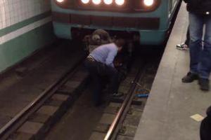 В Москве на станции метрополитена поезд чуть не раздавил сразу трех человек
