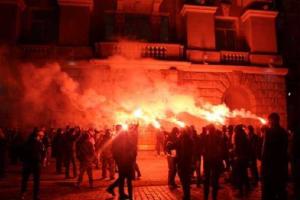 В Киеве под зданием СБУ активисты "Азова" провели акцию: горели файеры, подтянулась полиция