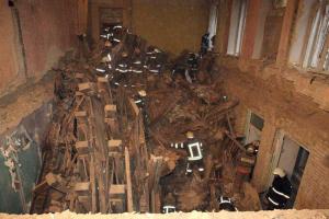 Продолжаются спасательные работы и разбор завалов на месте обвала перекрытий в отселенном доме в Киеве