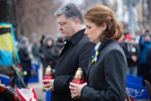 Президент Украины почтил память погибших героев Небесной Сотни