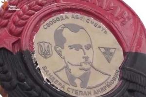 На въезде в Днепропетровск с мемориального знака неизвестные похитили портрет Бандеры