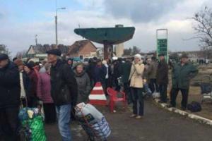 Боевики обстреливают КПВВ в зоне АТО, не желая выпускать людей с оккупированных территорий