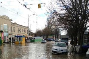 В Одессе коммунальщики боролись с канализационной водой: в городе затопило несколько улиц