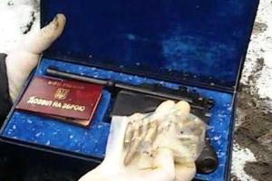 В Киеве в ходе обыска в доме фигурантов уголовного дела, "всплыл" наградной "Маузер" Чечетова