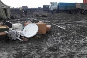 Волонтер показала фото с полигона Широкий Лан: палатки и люди тонут в грязи