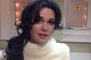 Актриса Анастасия Заворотнюк порадовала поклонников строгим и скромным нарядом