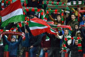 В Турции "радушно" встретили российских фанатов "Локомотива": отобрали имперский флаг и забросали камнями автобус