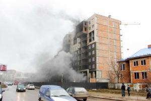 В Черновцах пожарные боролись с огнем на строительстве нового жилого комплекса