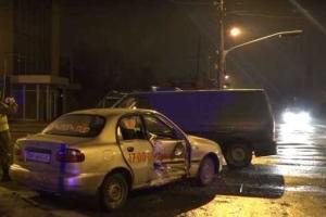 В Мариуполе микроавтобус батальона "Донбасс" влетел в такси: госпитализированы три человека
