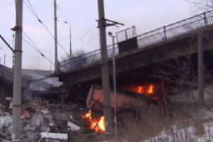 Боевики продолжают убивать оккупированный Донецк: на метал режут троллейбусы и мосты